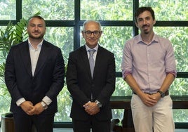 El COO y cofundador de Bit2Me, Andrei Manuel; el consejero delegado de Unicaja, Isidro Rubiales; y el CEO y co-fundador de Bit2Me, Leif Ferreira.