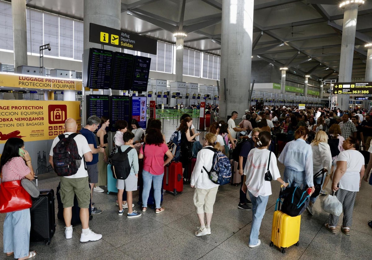 Pasajeros en el aeropuerto de Málaga.