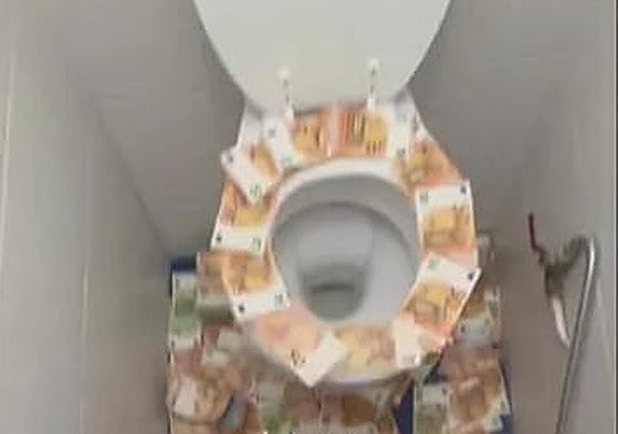 La última excentricidad del narco: un baño 'alicatado' con billetes de 50 euros