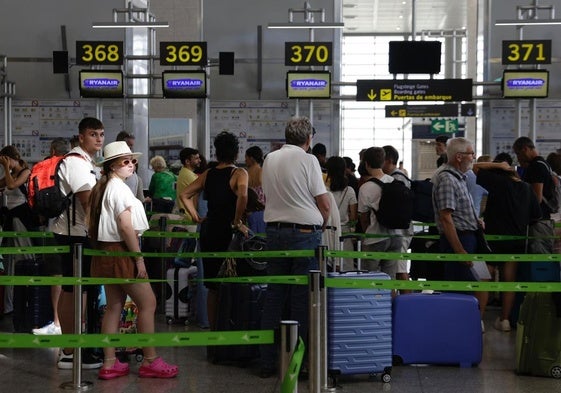 Un fallo informático global causa numerosas incidencias en el aeropuerto de Málaga, bancos y empresas