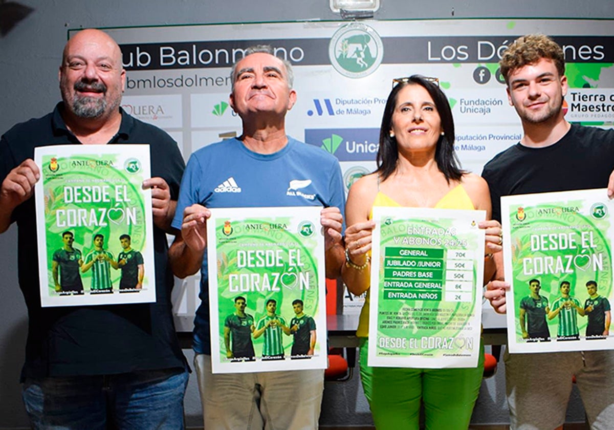 Directivos, técnicos y jugadores presentando la campaña