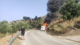 Imagen de la autocaravana ardiendo este viernes en la carretera que conecta Sedella con Canillas de Aceituno.