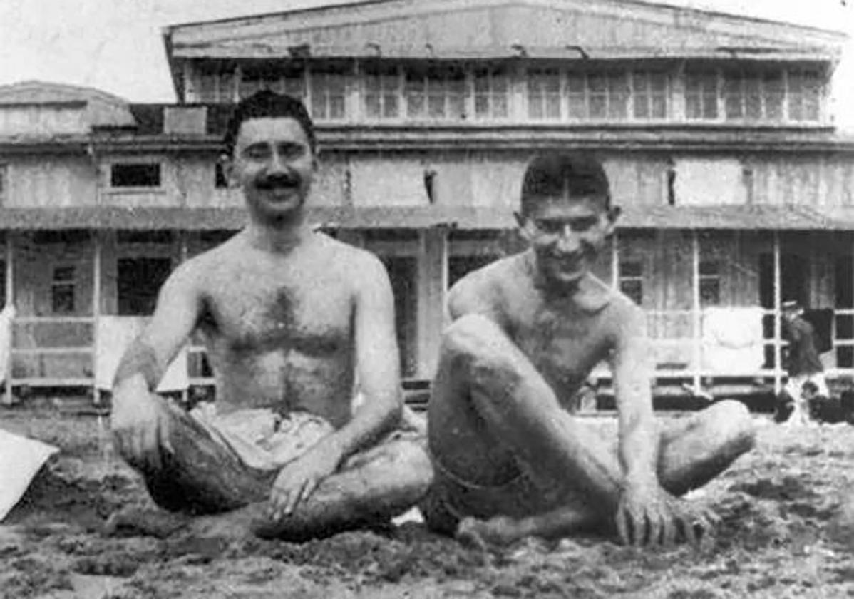 Franz Kafka con su amigo Max Brod, que difundió su obra
