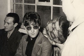 John Lennon se sentó en un banco del aeropuerto a atender a la prensa ante el revuelo por su visita.