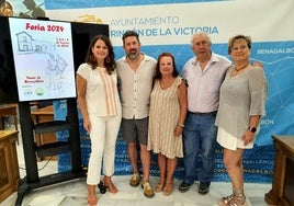 La concejala, junto a los representantes de la asociación Torresol.