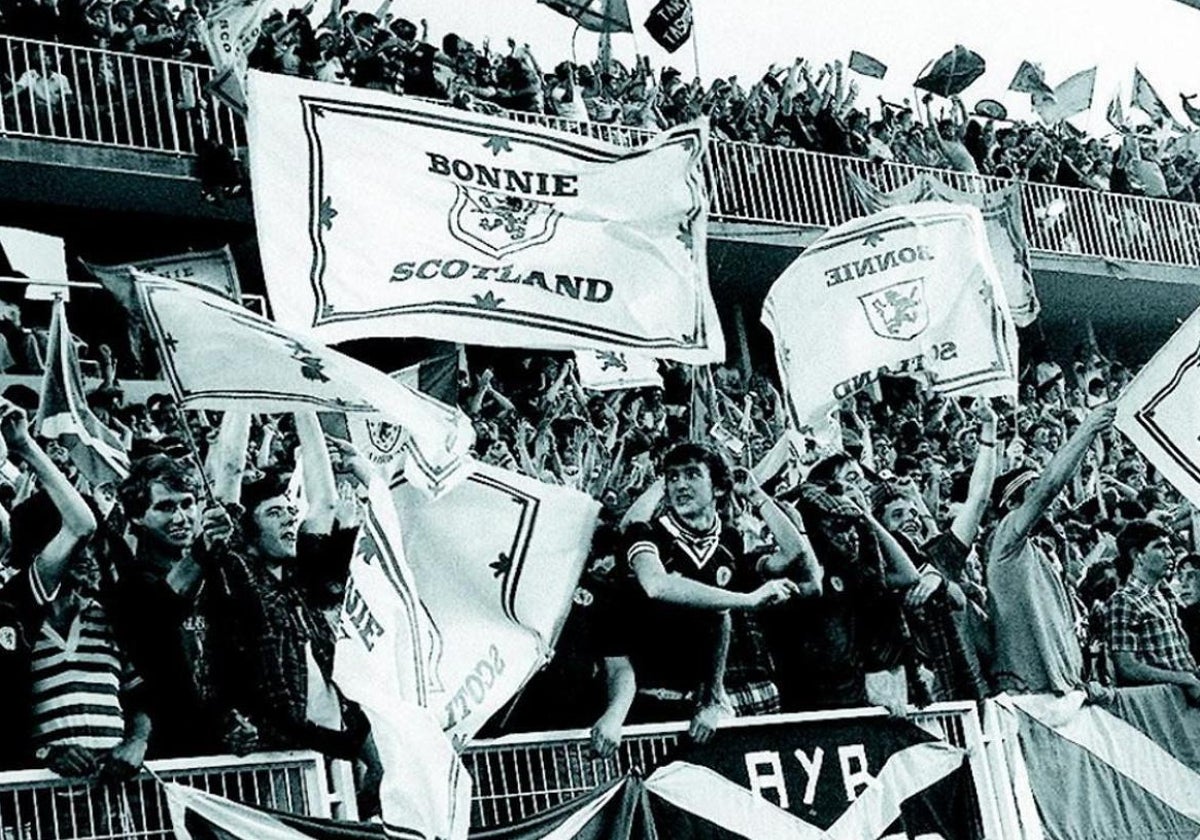 Aficionados escoceses apoyan a su selección en La Rosaleda durante el Mundial 82.