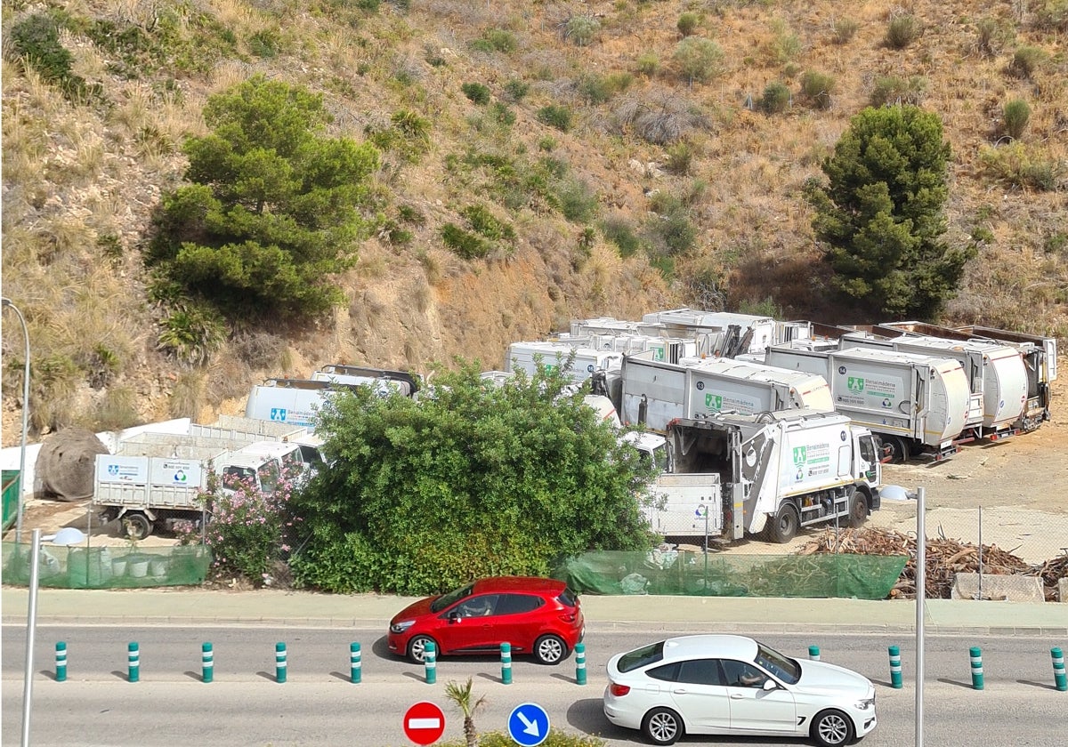 Flota de camiones con los que operaba la anterior concesionaria, aparcados en una parcela en Benalmádena Pueblo.