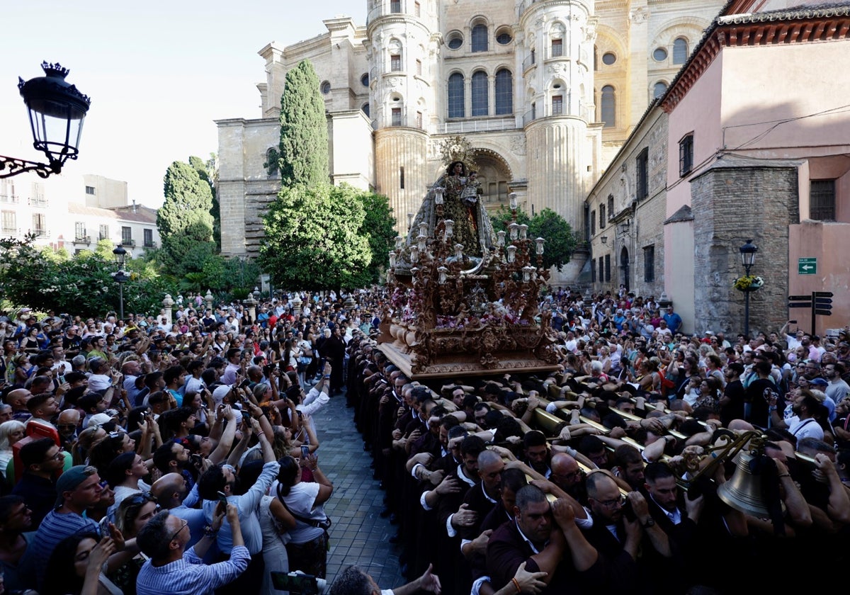 La Virgen del Carmen salió de la Catedral a las 20 horas entre aplausos.