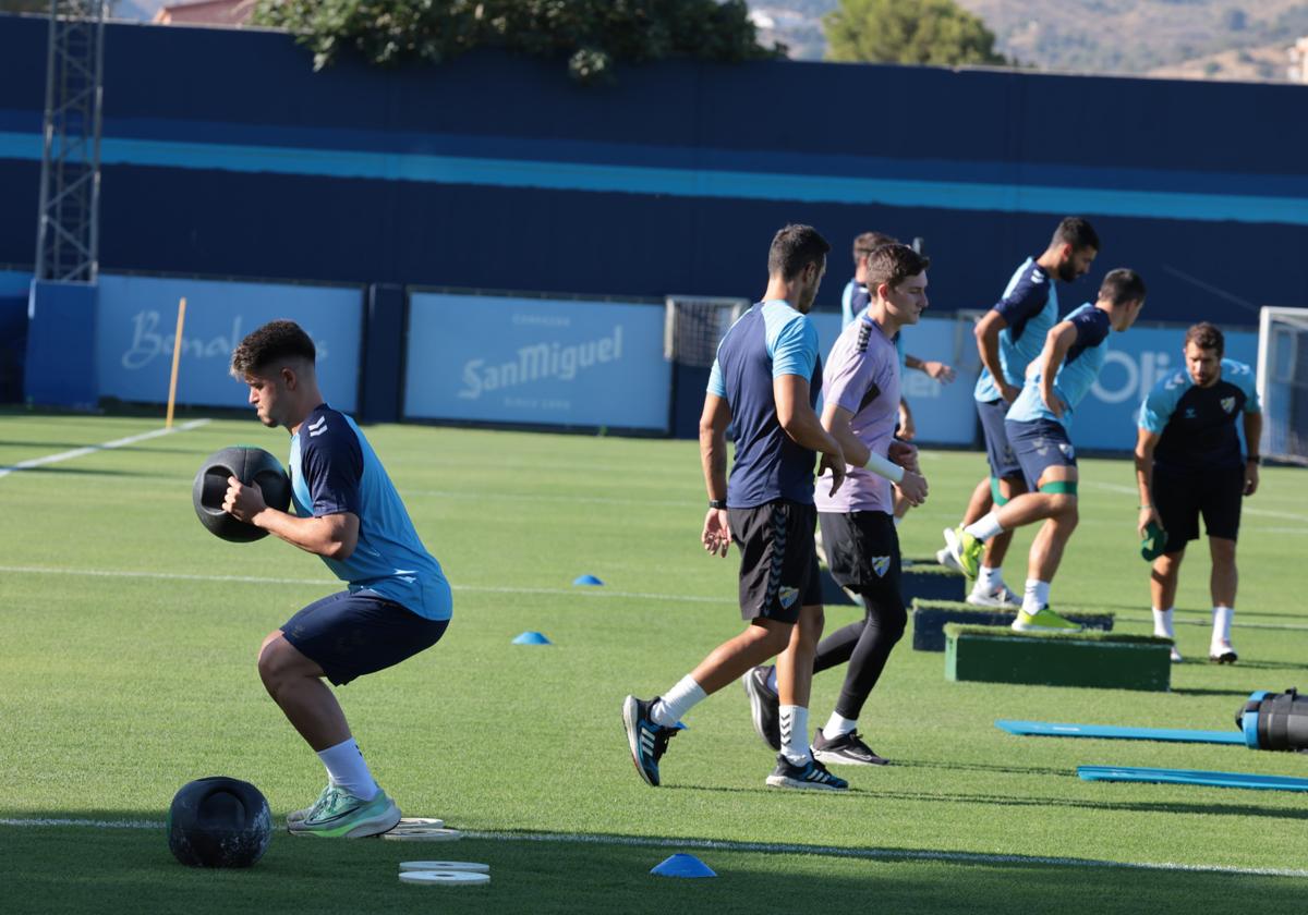 Dani Lorenzo, en primer plano, realiza un ejercicio de fuerza durante un de los entrenamientos de la primera semana de pretemporada.