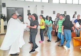 El misionero malagueño en Venezuela Juan Manuel Barreiro reparte la comunión en el templo la Inmaculada.