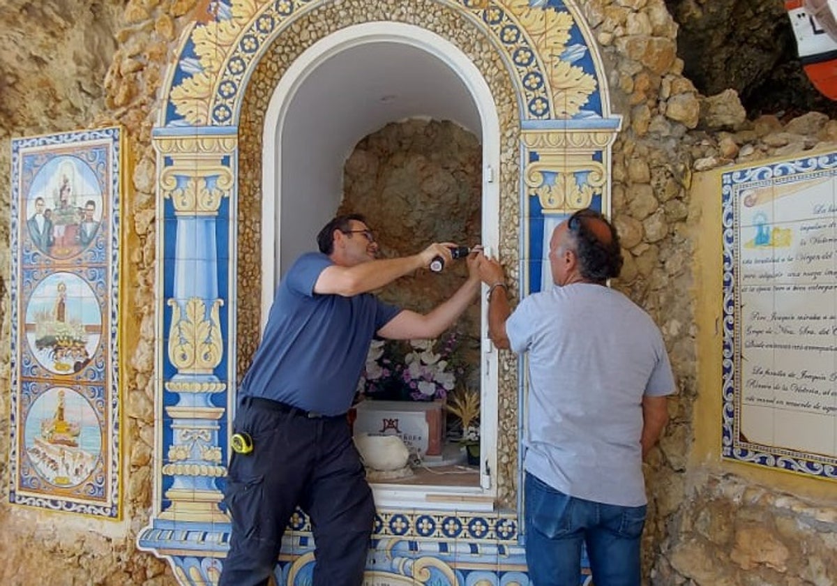 Sustitución del marco de la hornacina, que fue vandalizado.