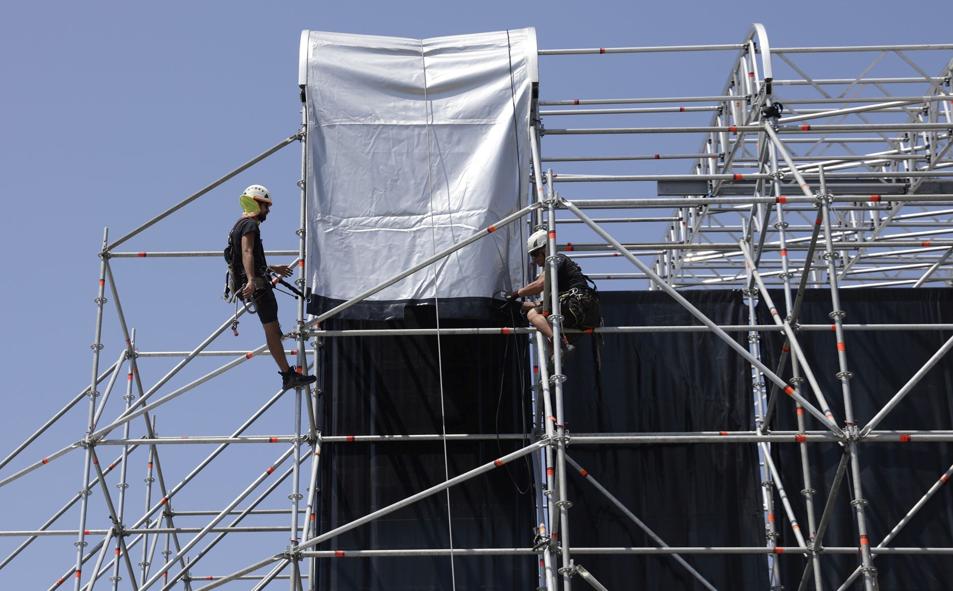 Imagen principal - Brisa comienza la metamorfosis del Dique de Levante en recinto de conciertos