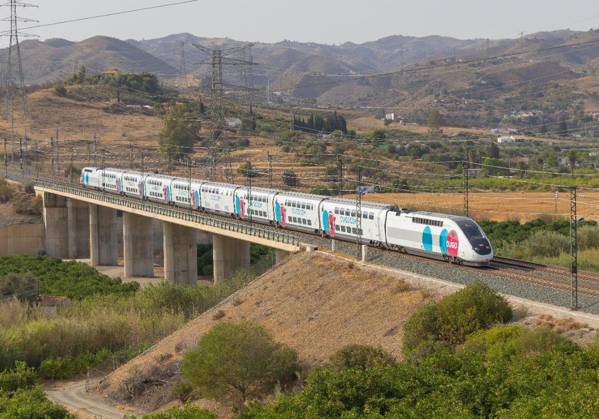 Un tren de Ouigo, llegando a Málaga durante la actual fase de pruebas finales de marcha.