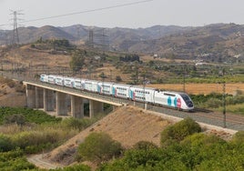 Un tren de Ouigo, llegando a Málaga durante la actual fase de pruebas finales de marcha.