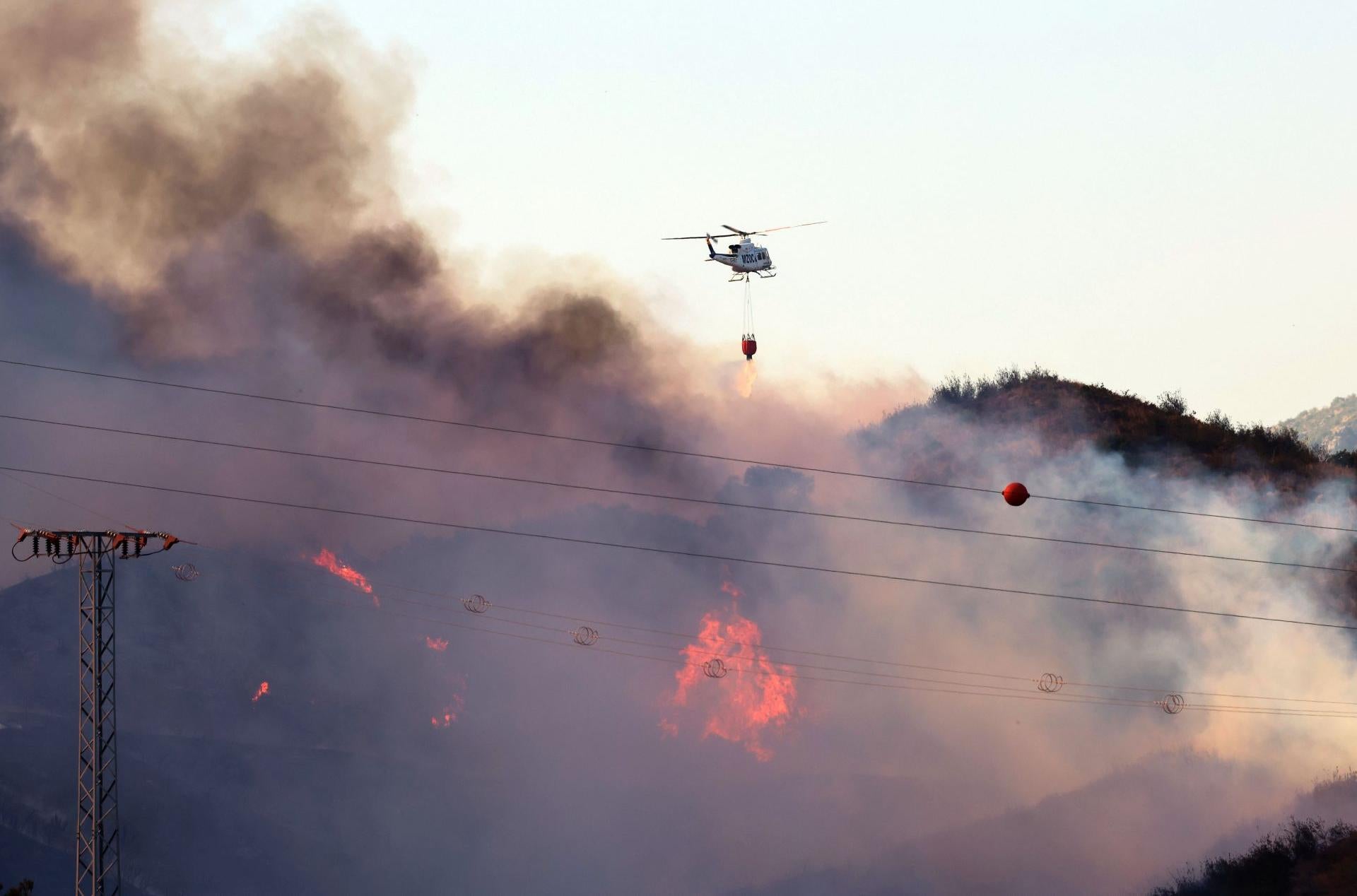 Los helicópteros se encuentran trabajando en las tareas de extinción.