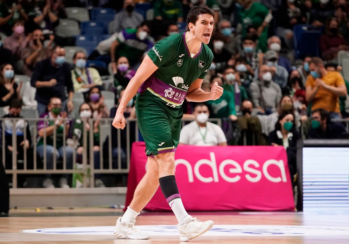 Carlos Suárez celebra una canasta en un partido con el Unicaja.