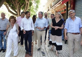 Espadas y Pérez, junto a cargos socialistas, en su recorrido por el barrio de Huelin.