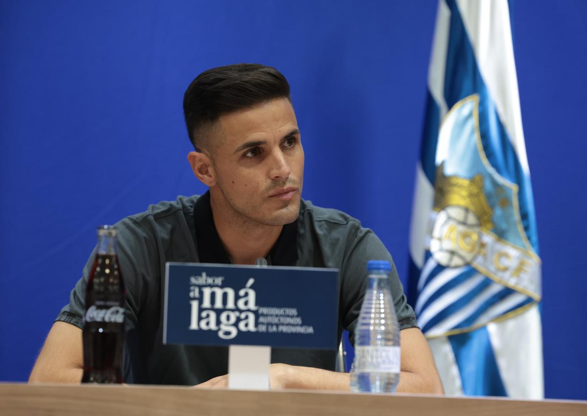 Imagen secundaria 1 - Varios momentos de la presentación de Luismi Sánchez como nuevo jugador del Málaga.