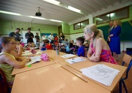 La consejera de Desarrollo Educativo, Patricia del Pozo, en una visita a una clase de refuerzo estival.