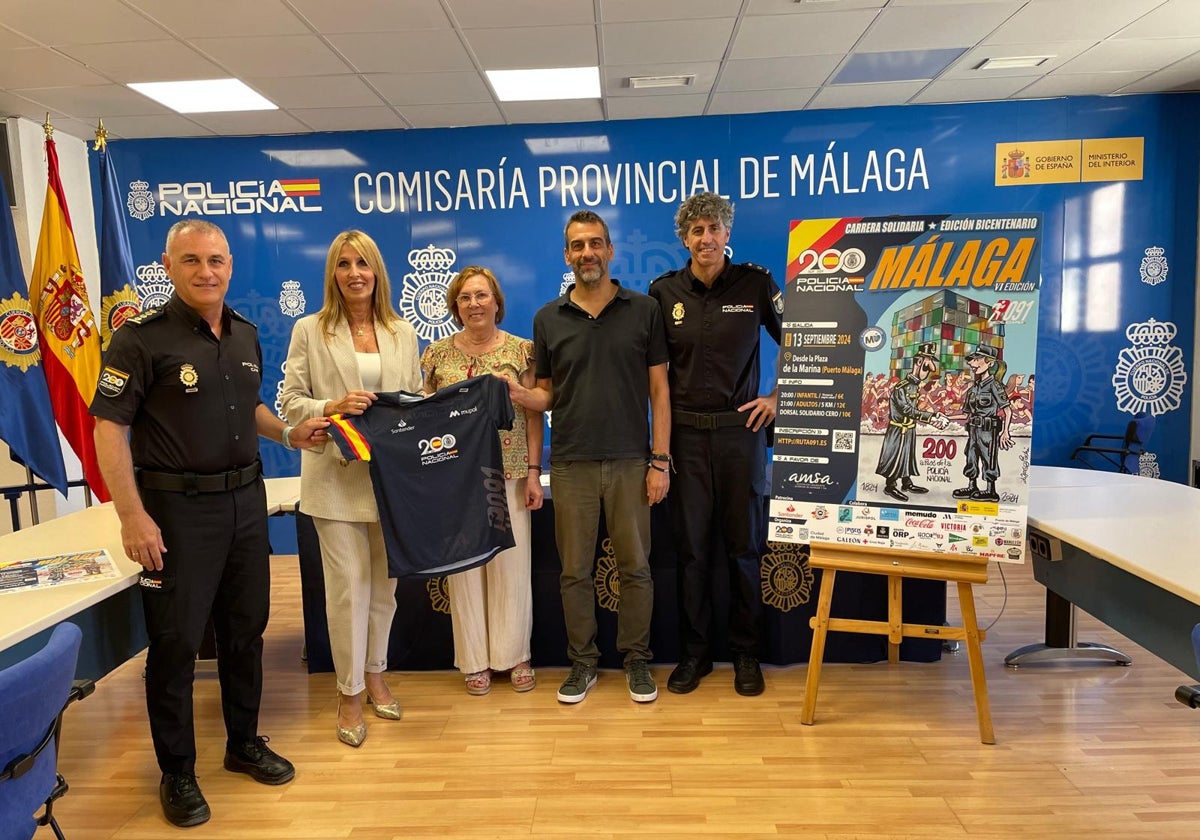 La Policía Nacional, la responsable del Banco Santander y la presidenta de AMSA en la presentación del cartel.