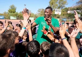 Yankuba Sima saluda a los niños del Campus Fundación Unicaja.