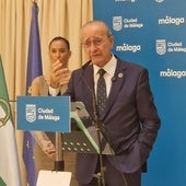 El alcalde insiste en que «tener que irse fuera de Málaga tiene una importancia relativa siempre que la movilidad sea buena»
