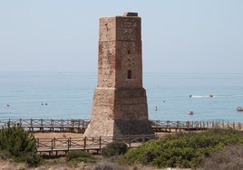 La Torre de los Ladrones es uno de los símbolos de esta frana costera de Marbella.