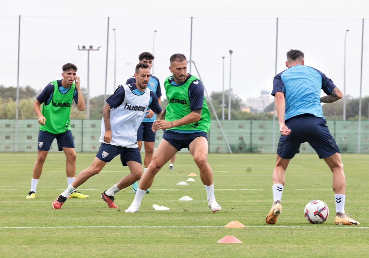 Jugadores del Málaga se entrenan en La Academia.