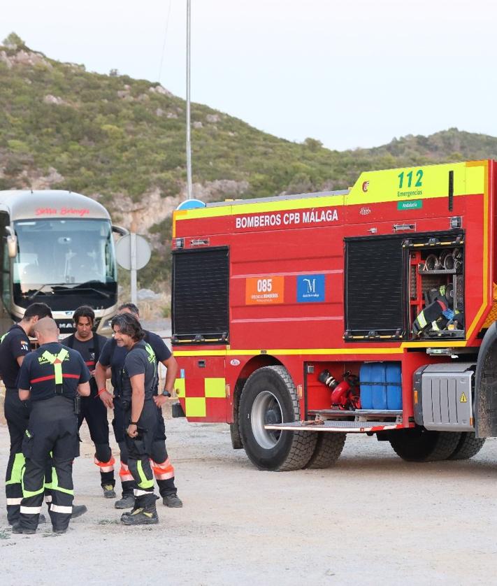 Imagen secundaria 2 - Tras un día de trabajo intenso, el Infoca da por controlado el incendio de Casares