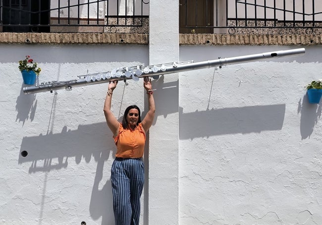 Imagen de la flauta travesera en la calle Andalucía.