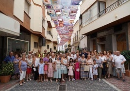 Vecinos de Coín durante la inauguración del nuevo toldo.