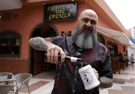 El peluquero Alejandro Molina, en El Tapeo del Colilla, en el barrio del Torcal.