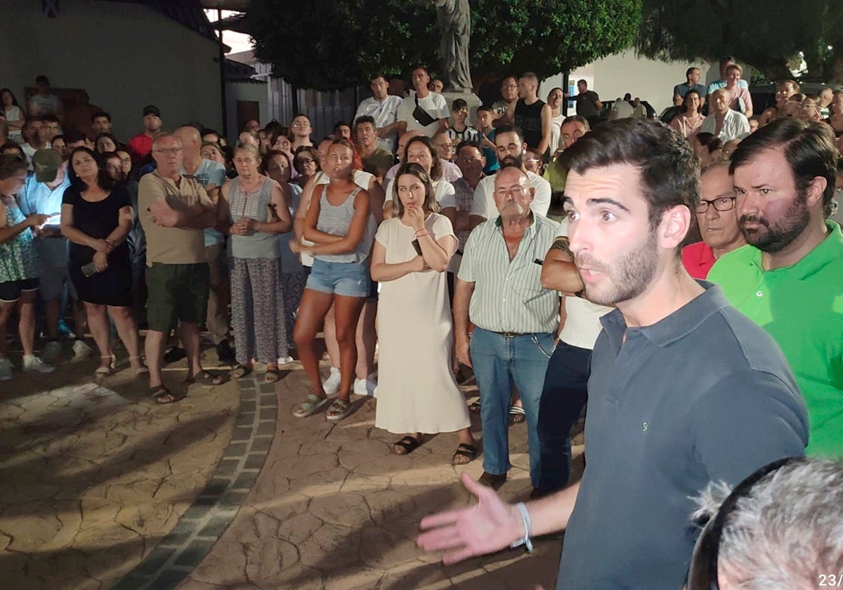 Los concejales atendiendo a los vecinos.