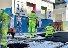 Visita de las dos concejales a las obras que se ejecutan en el centro educativo.