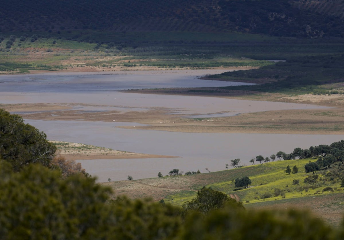 Imagen del embalse del Guadalhorce, que apenas almacena 18 hectómetros cúbicos.