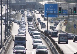 Colas en la A-7 a su paso por San Pedro Alcántara.