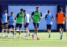 Baturina, en el centro de la imagen, durante un reciente entrenamiento del Málaga.