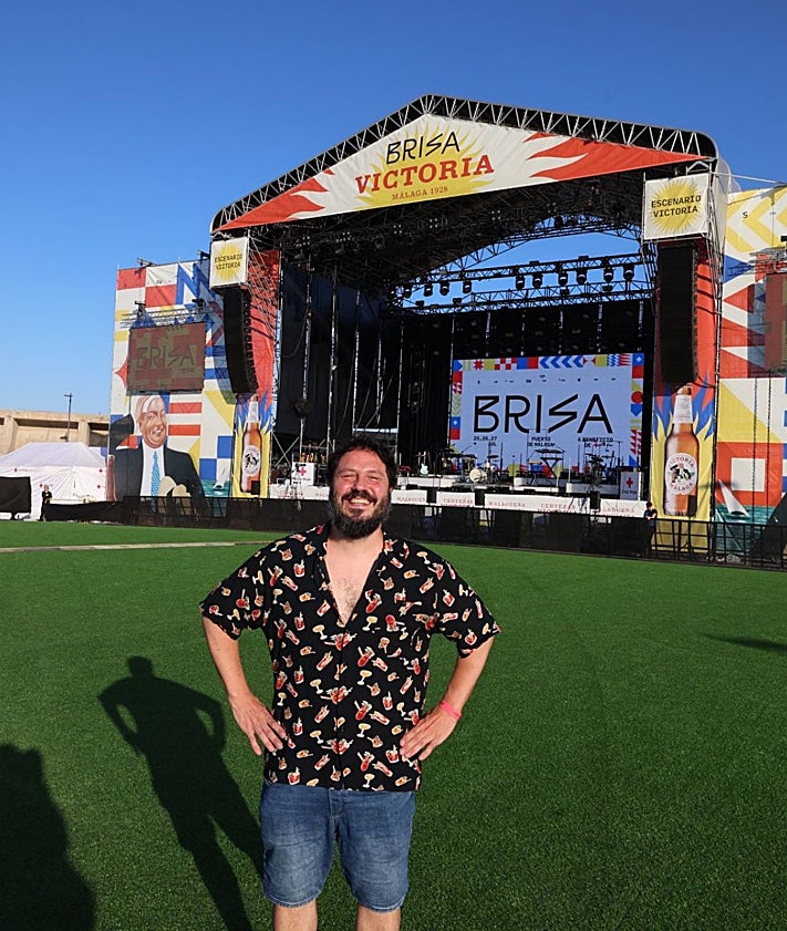 Imagen secundaria 2 - En la primera imagen, tres amigas disfrutan del primer día del Brisa Festival en el Dique de Levante; en la segunda imagen, Maren inaugurando el escenario Victoria Brisa y en la tercera imagen, el Kanka, que no se perdió la apertura del festival. 