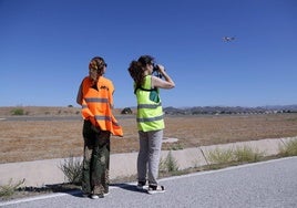 Ruth Allende y Sandra Sierra observan las pistas del aeropuerto.