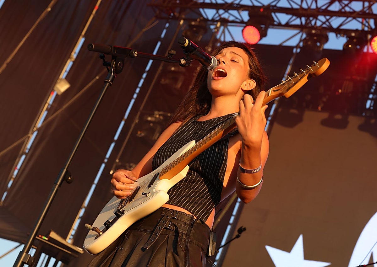 Imagen secundaria 1 - En la primera imagen, tres amigas disfrutan del primer día del Brisa Festival en el Dique de Levante; en la segunda imagen, Maren inaugurando el escenario Victoria Brisa y en la tercera imagen, el Kanka, que no se perdió la apertura del festival. 