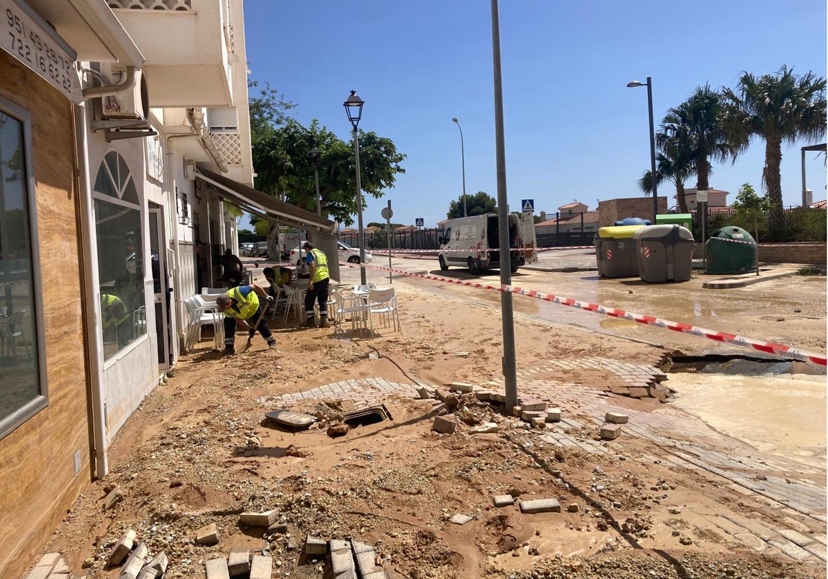 Vista del estado de la calle Medina Azahara de Benalmádena.