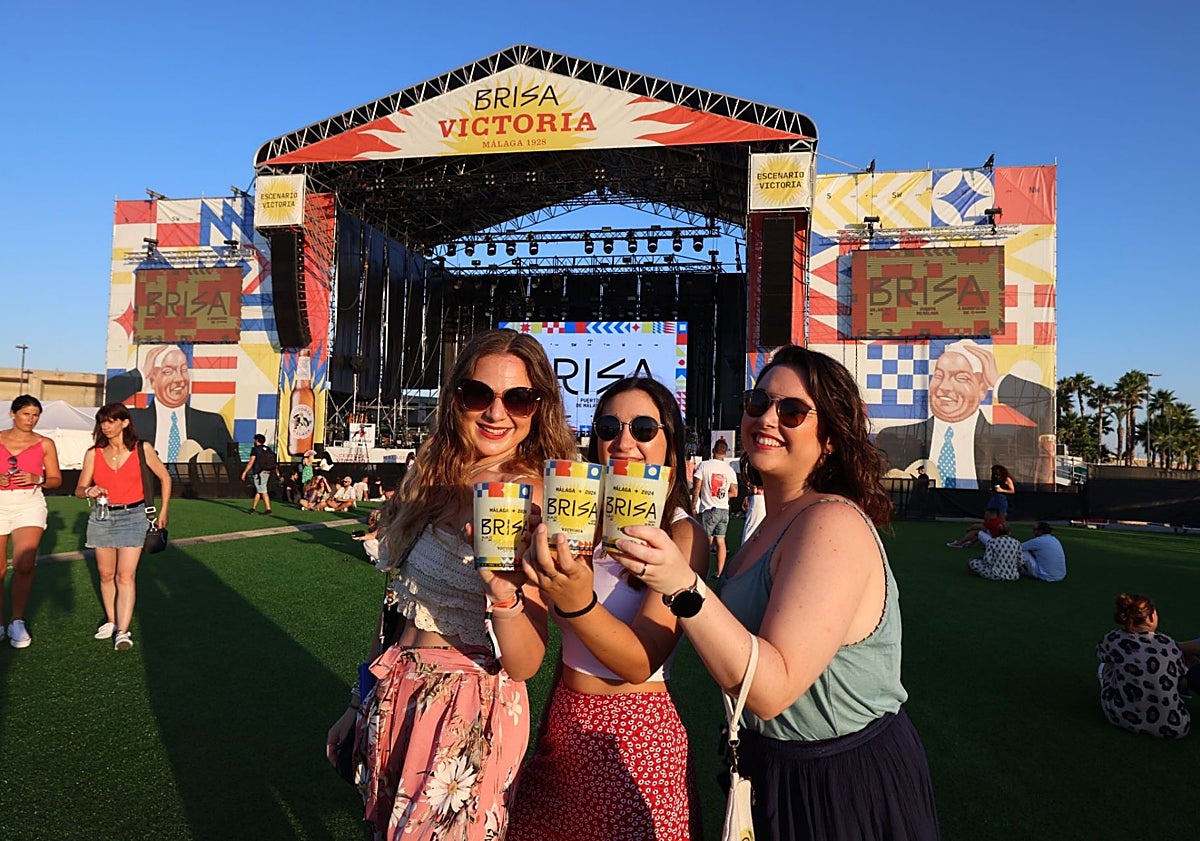 Imagen principal - En la primera imagen, tres amigas disfrutan del primer día del Brisa Festival en el Dique de Levante; en la segunda imagen, Maren inaugurando el escenario Victoria Brisa y en la tercera imagen, el Kanka, que no se perdió la apertura del festival. 
