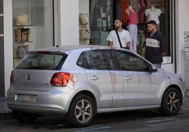 Un vehículo con restos de sangre tras el apuñalamiento.