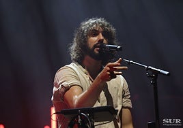 Mikel Izal encabezó el cartel de la primera jornada del Brisa Festival en el Dique de Levante.