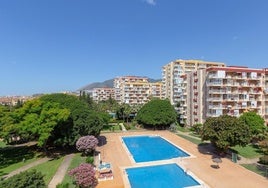 Vista de los bloques de apartamentos afectados y de las piscinas en primer plano.