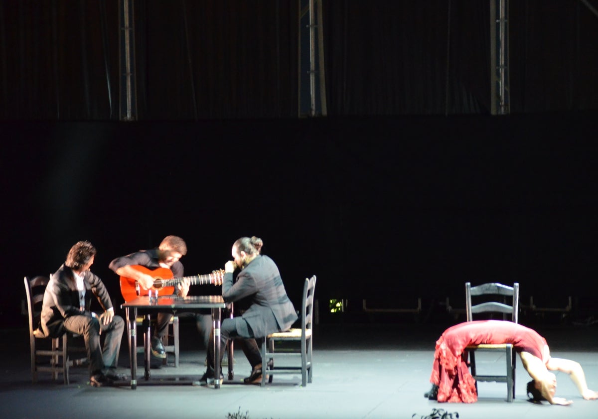 Imagen principal - Tres imágenes de la 'danzaora' malagueña, este viernes en el escenario de los jardines de la Cueva de Nerja.