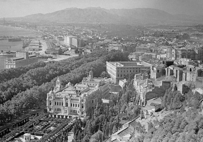 Vista de Málaga desde Gibralfaro en 1954.