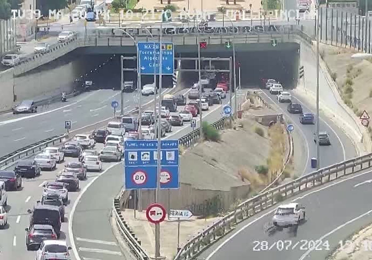 Imagen tomada de las cámaras de la DGT que muestran las dificultades en la entrada de Málaga.