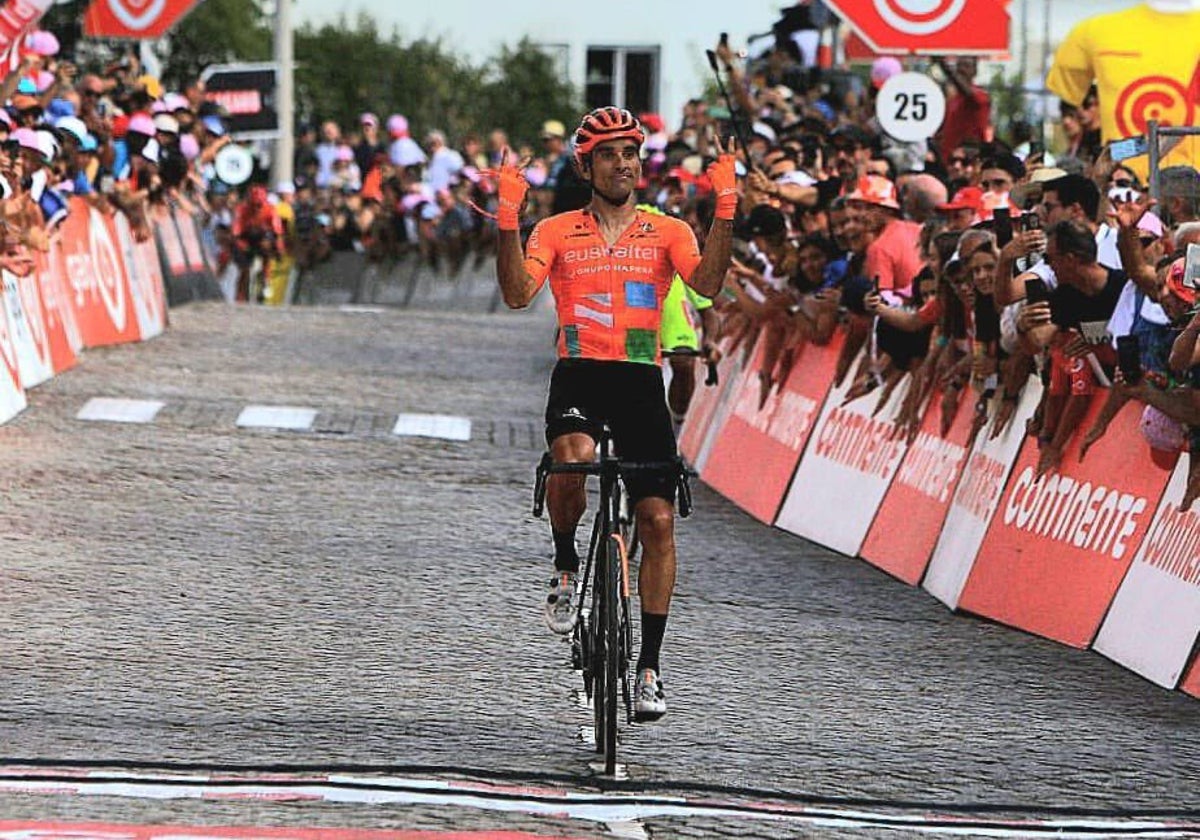 Luis Ángel Maté, celebrando su victoria de etapa.