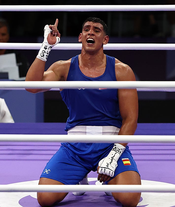 Imagen secundaria 2 - El boxeador Ayoub Ghadfa tumba al bronce olímpico en octavos de final y se coloca a una victoria de la medalla